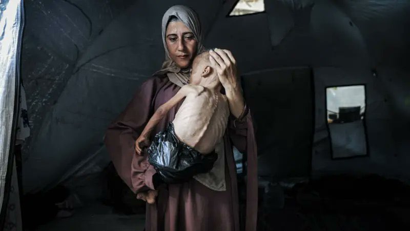 AtticusJazz's tweet image. Eine Mutter aus Gaza mit ihren ZWEI Kindern. Das eine Kind offensichtlich wegen Krankheit abgemagert, während das andere Kind völlig normal und gesund aussieht.
Die israelfeindlichen Medien verwenden allerdings nur das erste Bild, um die Lügengeschichte einer angeblichen…