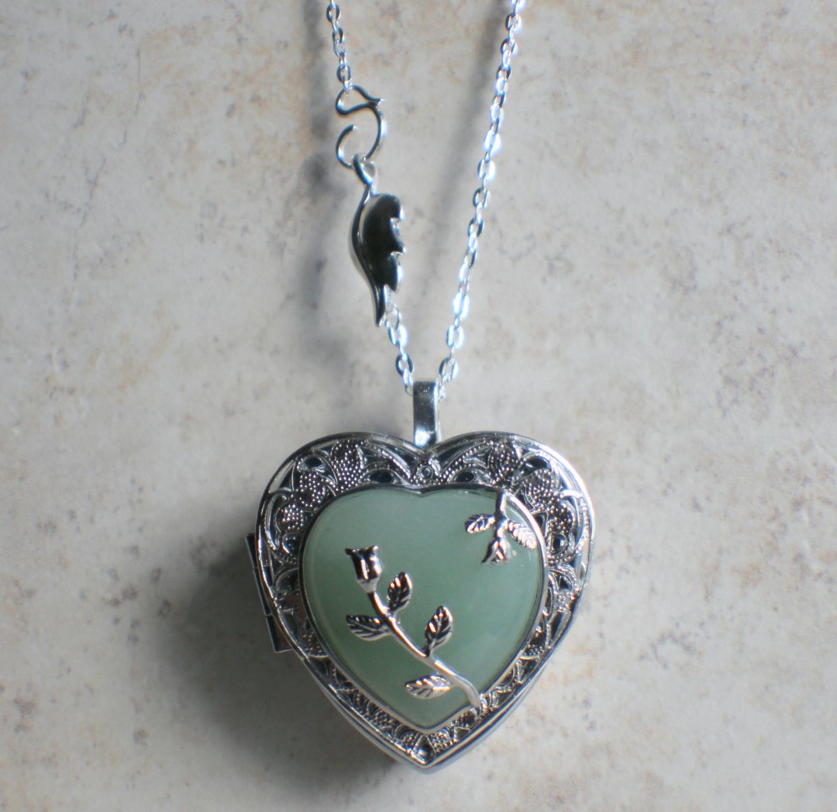 charsfavorite's tweet image. Unlock nostalgia with our stunning Aventurine quartz music box locket for just $100. A perfect blend of beauty and melody, this piece is a heartfelt gift for any occasion. #JewelryDesign #MusicBox
Shop Now charsfavoritethings.com/products/2aven…