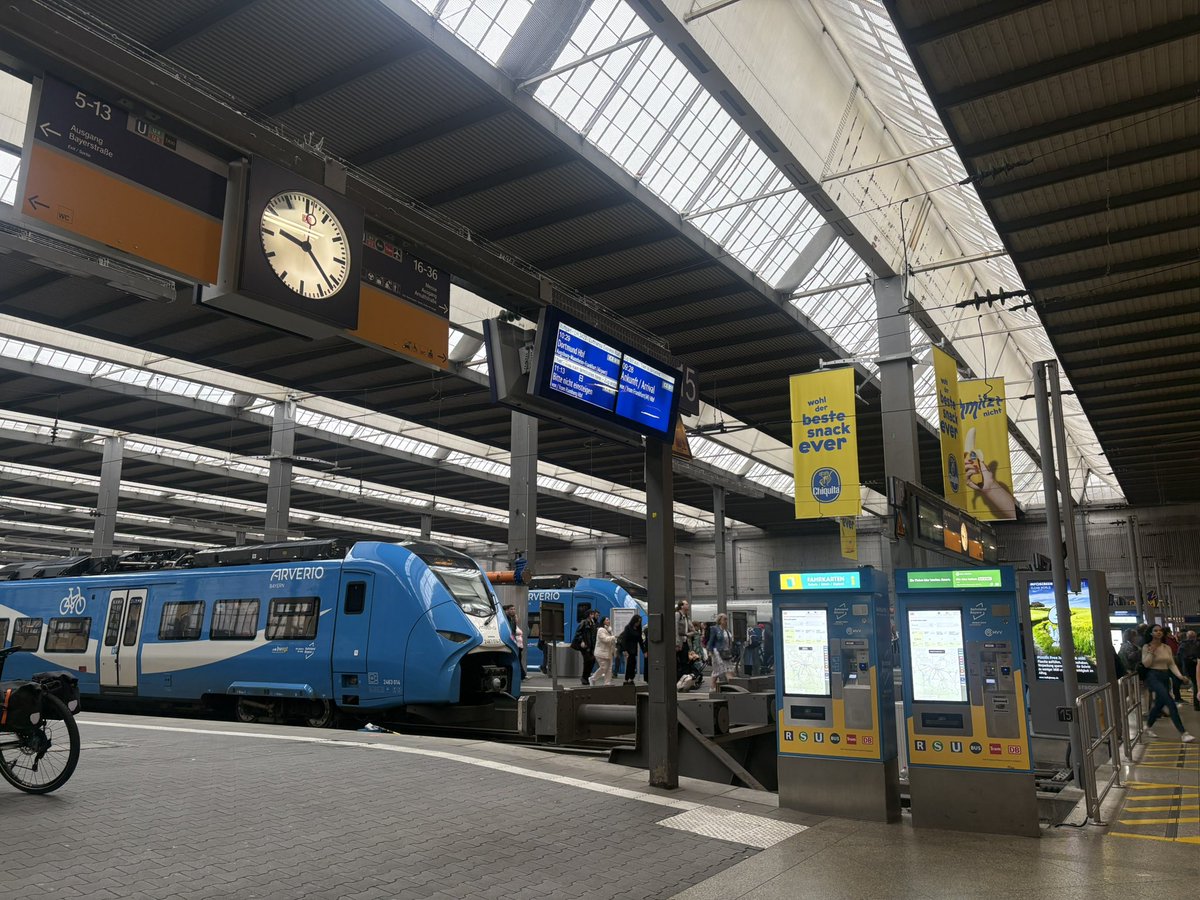 Soleadonauta's tweet image. ミュンヘン中央駅、ヨーロッパのでかい駅って感じ〜！ドイツって感じ〜！忙しないけど結構好き🛤️
