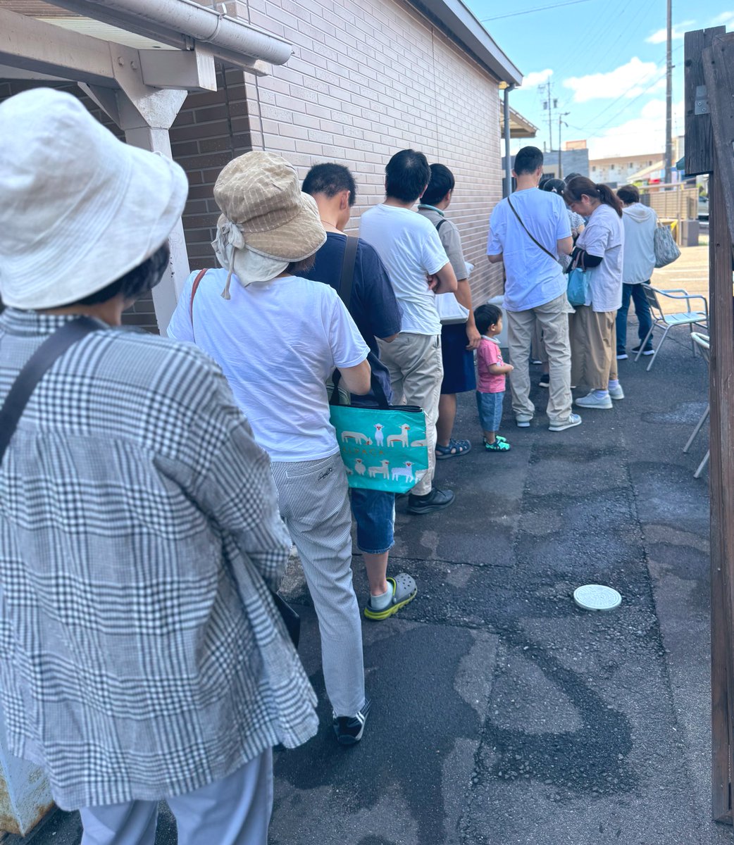 信じられない光景だった。猛暑の中、サイトウハムを応援しようと多くのお客様が駆けつけてくれた。お客様から「機械が復旧するのを待ってたよ」と声をかけていただいた瞬間、胸が熱くなった。国産無添加を待ってくれている人がいる限り、何度だって立ち上がる。そんな心ある日本の肉屋がサイトウハム。