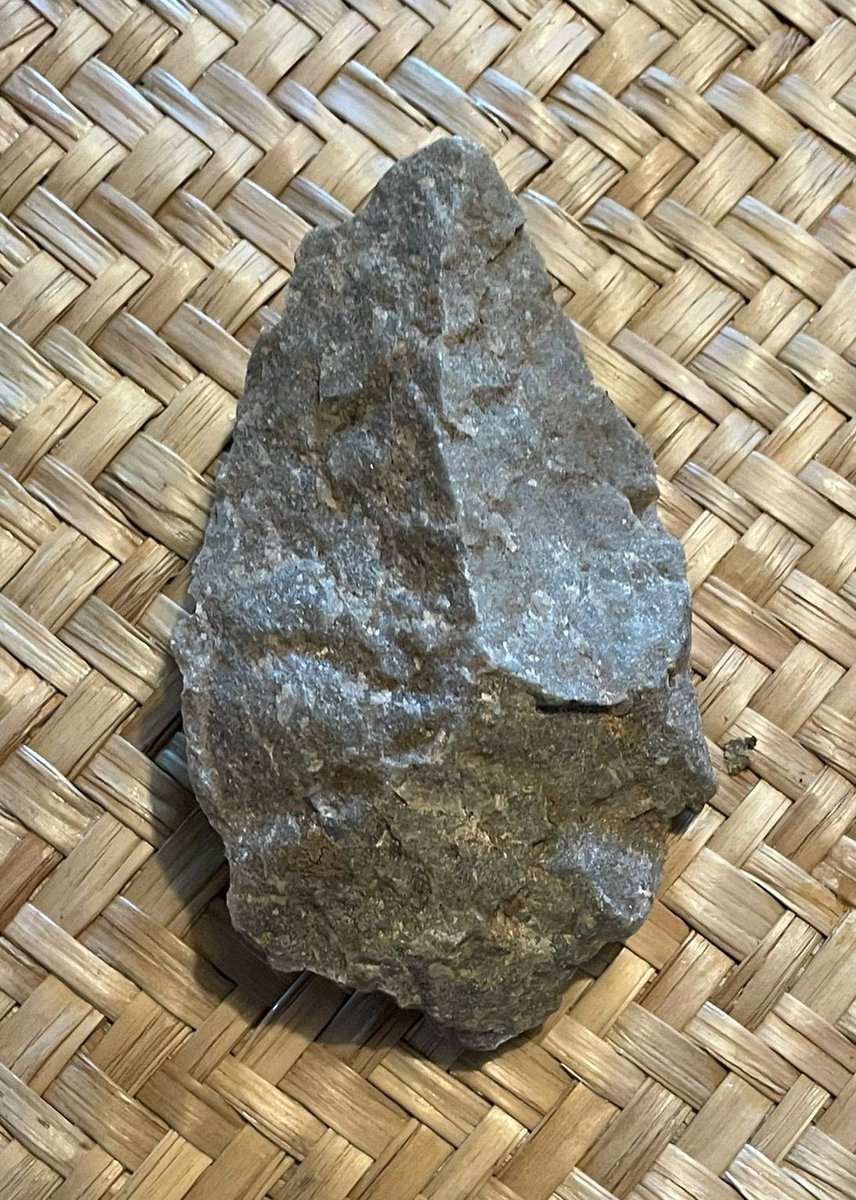 RedRiverCroft's tweet image. Dear #archaeology friends. My grandson found this in the garden in Le Perche, France. Bedrock chalk and flint, low hills and deeply incised river valley.
Can anyone help him with understanding this piece? It's 10cm from tip to base.