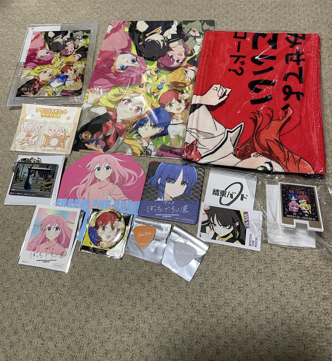 eljJvsOv3NwKbrd's tweet image. ぼざろ展での戦利品♪
飾る場所限られてるからあまり購入しない様にしてるけど、欲しくなっちゃうわね笑
（喜多ちゃんタオルライブで使いたくなった）

虹夏ちゃんアクリルマスコット購入できたから、これで飾る時ドラマー孤独問題が無くなりました笑

#ぼっち・ざ・ろっく展 
#ぼっち・ざ・ろっく