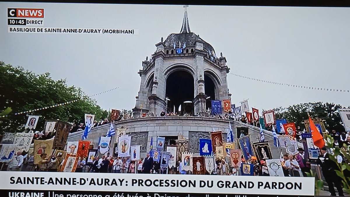 infoscathos's tweet image. Merci @cnews de nous permettre d'assister aux 400 ans des apparitions de Sainte Anne d'Auray présidées par le cardinal Sarah 🙏
#SainteAnne #CardinalSarah #Anne