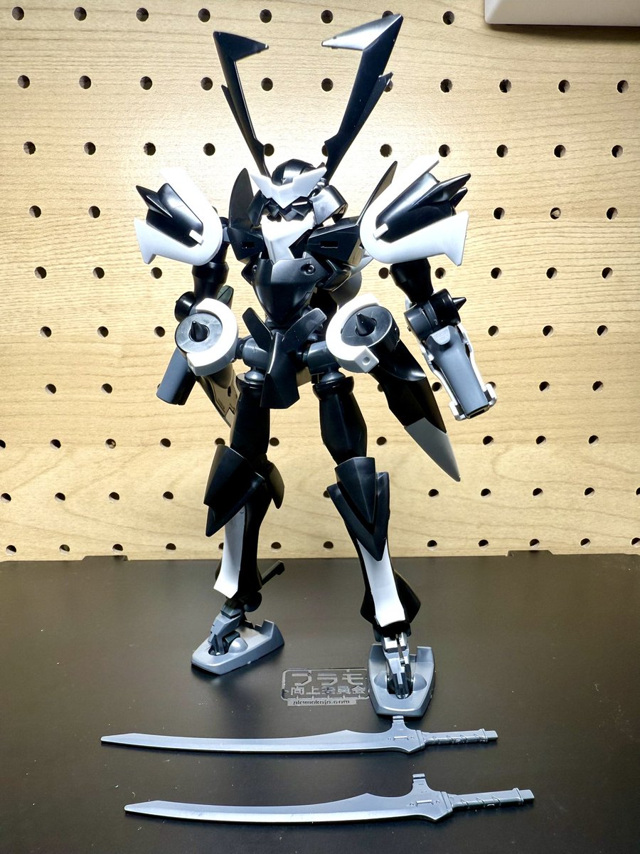 kuchi0905's tweet image. #スサノオ 進捗！

珍しく素組みチェックから。
バインダー位置はともかく、股関節のポロリとかも気になりました😅
まずは表面処理とエッジ出しから進めていきます🫡
ブレイヴと比較｡｡太ましいところは削り込むかなぁ｡｡

#ガンプラ好きと繋がりたい #HG #OO #プラモデルライフ