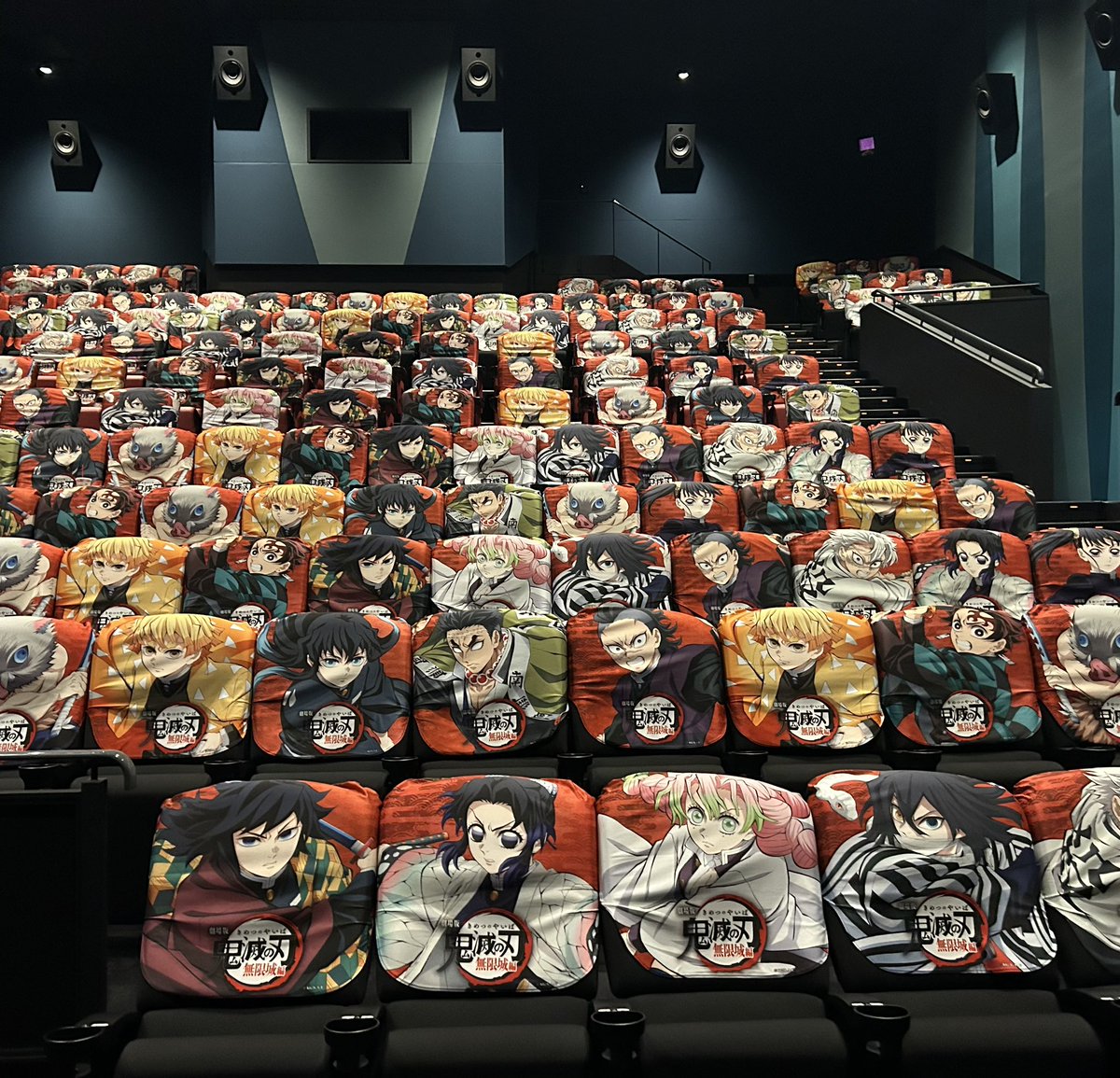 Shira_ware_930's tweet image. 友達と一緒に、鬼滅の映画を観てきました!👹🎴
スクリーンで観る無限城の広さは圧巻だったし、とにかく凄かった…!!鬼滅仕様のシートに座って観たこの時間は、特別感があって良かったな🎬
#鬼滅の刃