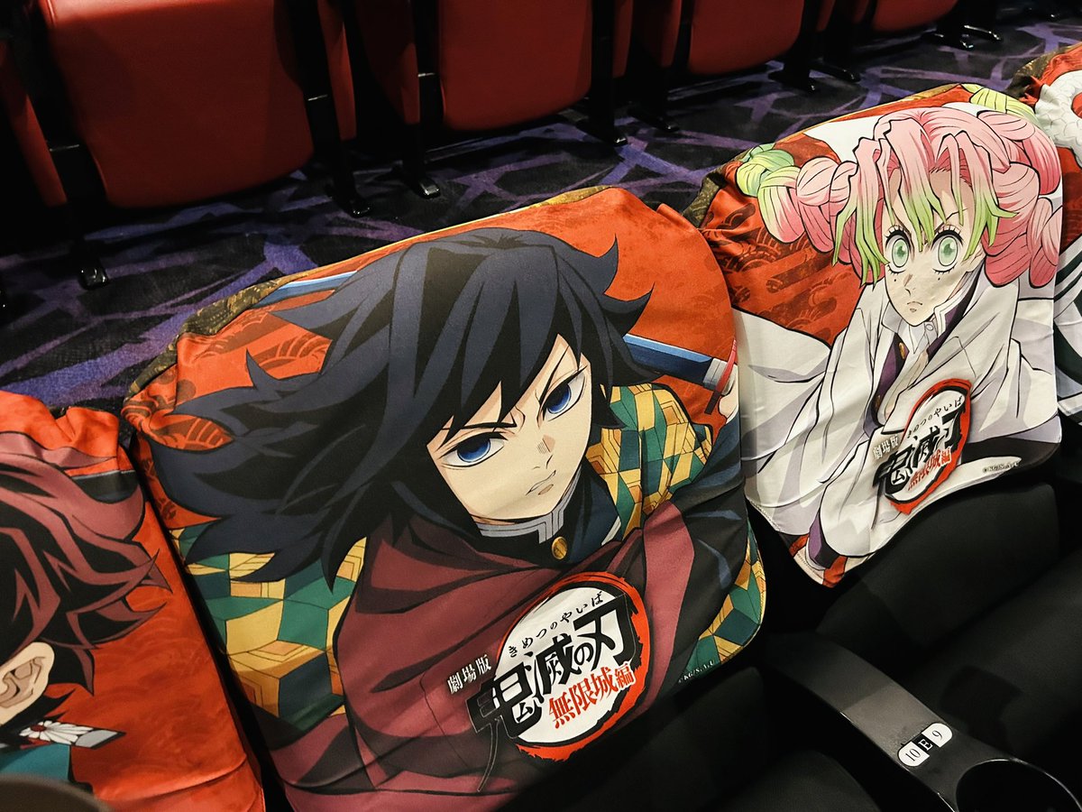 Shira_ware_930's tweet image. 友達と一緒に、鬼滅の映画を観てきました!👹🎴
スクリーンで観る無限城の広さは圧巻だったし、とにかく凄かった…!!鬼滅仕様のシートに座って観たこの時間は、特別感があって良かったな🎬
#鬼滅の刃
