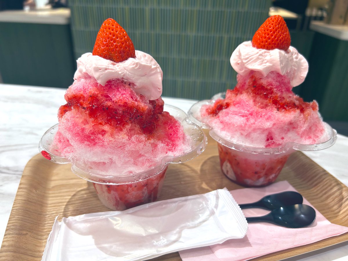 Shira_ware_930's tweet image. すすきので食べたいちごのかき氷、美味しかったな🍧 てっぺんにいちごとムースがのってて幸せ🍓