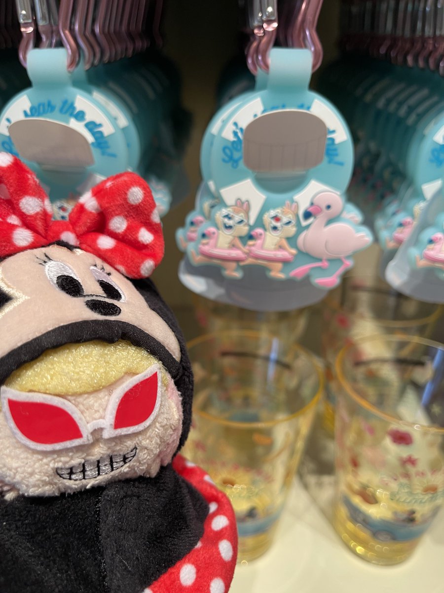 sabure56's tweet image. チプデちゃんフラミンゴコーデグッズいっぱいある！🦩ぴったりのフォトブースもあった🫶