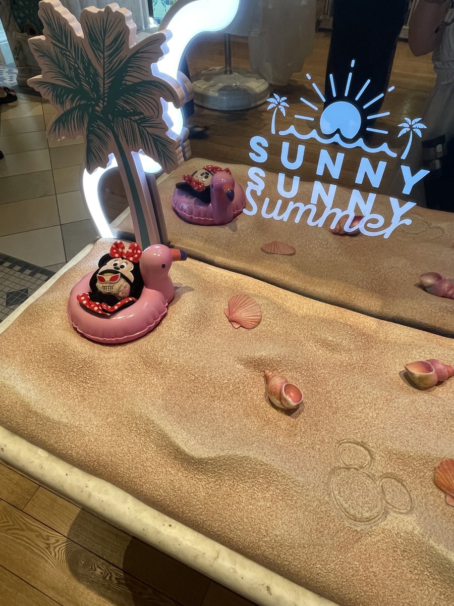 sabure56's tweet image. チプデちゃんフラミンゴコーデグッズいっぱいある！🦩ぴったりのフォトブースもあった🫶