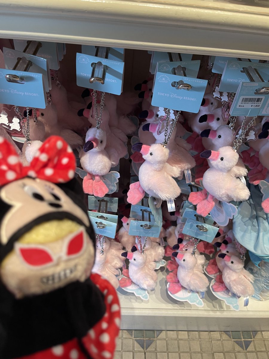 sabure56's tweet image. チプデちゃんフラミンゴコーデグッズいっぱいある！🦩ぴったりのフォトブースもあった🫶