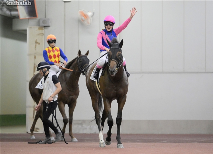 keibalab's tweet image. 【今日のやったぜ!】
中京10R・3歳上1勝クラスを単勝9番人気のメイショウソウセキで逃げ切った永島まなみ騎手。勝利後のこのポーズもお馴染みになりつつあります。来週号の"まなみの学び"で喜びの声が聞けそうです。
#メイショウソウセキ #永島まなみ
keibalab.jp/db/jockey/0118…