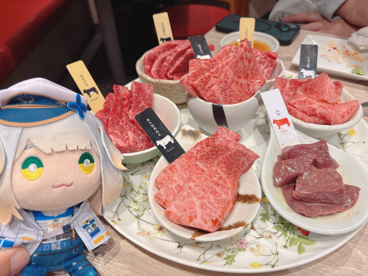 suba0106's tweet image. るり、肉だよ…🥩💙