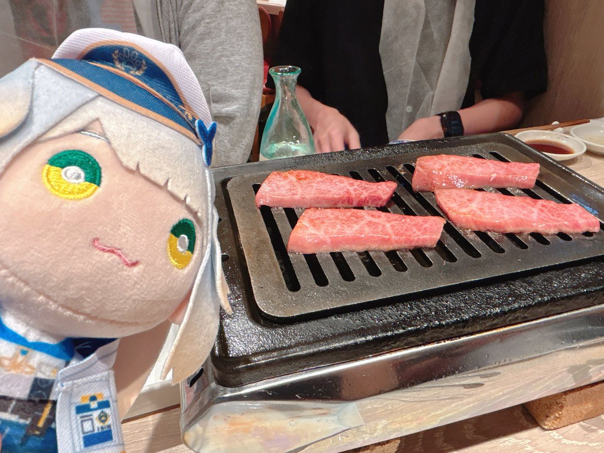 suba0106's tweet image. るり、肉だよ…🥩💙