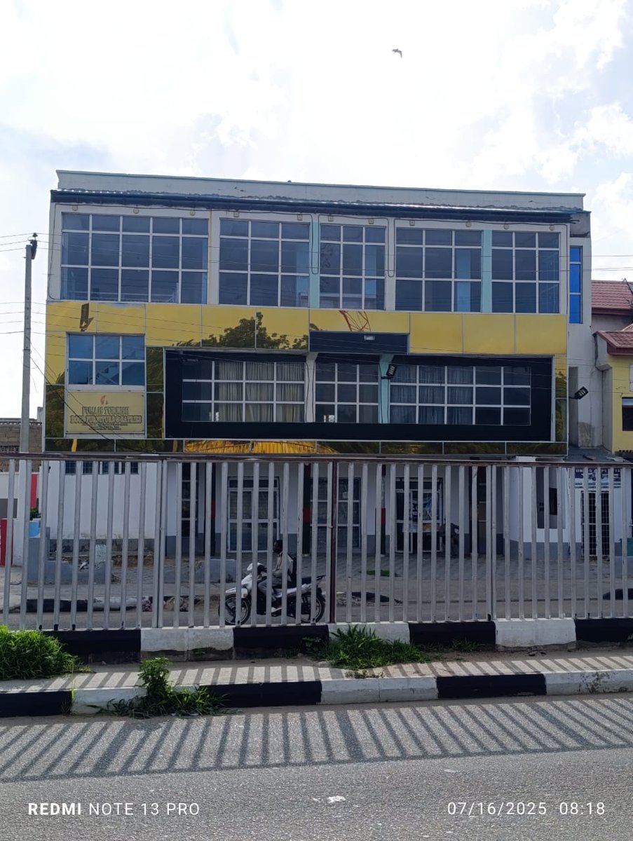 BichiMahmoud's tweet image. *Plaza for Rent*
Show Room/ Gallery
*DESCRIPTION*
Large Space with 3 Floors. 2 Joined together and 1 with a Separate Staircase
*FACILITIES*
Offices
Store
Convenience
Parking Space
Location: BUK Road, Opp Old Site Main Gate Kano
Rent Fee: 15million per annum
Commission: 10%