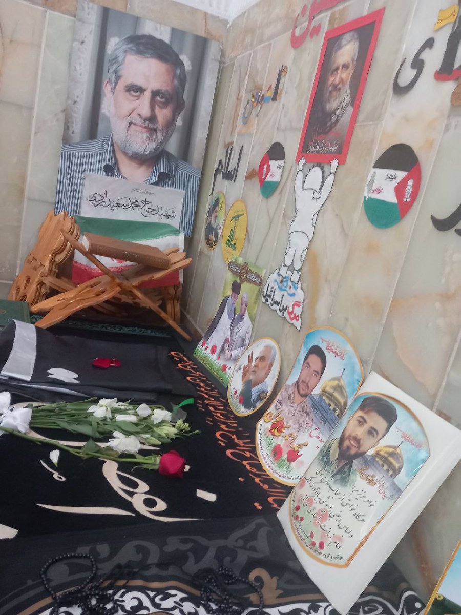 r_sa5373's tweet image. مزار حاج رمضان و کاردستی بچه ها روی دیوار؛ کودکانی که این کاردستی ها رو درست کردن مسیر این شهید رو با قدرت ادامه خواهند داد.
شهدا که مزد عمری جهادشان رو گرفتن و راهشون قوی تر توسط این کودکان طی خواهد شد.