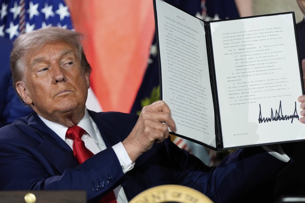 NewDelhiTimes's tweet image. Trump’s order to block ‘woke’ AI in government encourages tech giants to censor their chatbots
#Trump #AI #censor #chatbots
newdelhitimes.com/trumps-order-t…