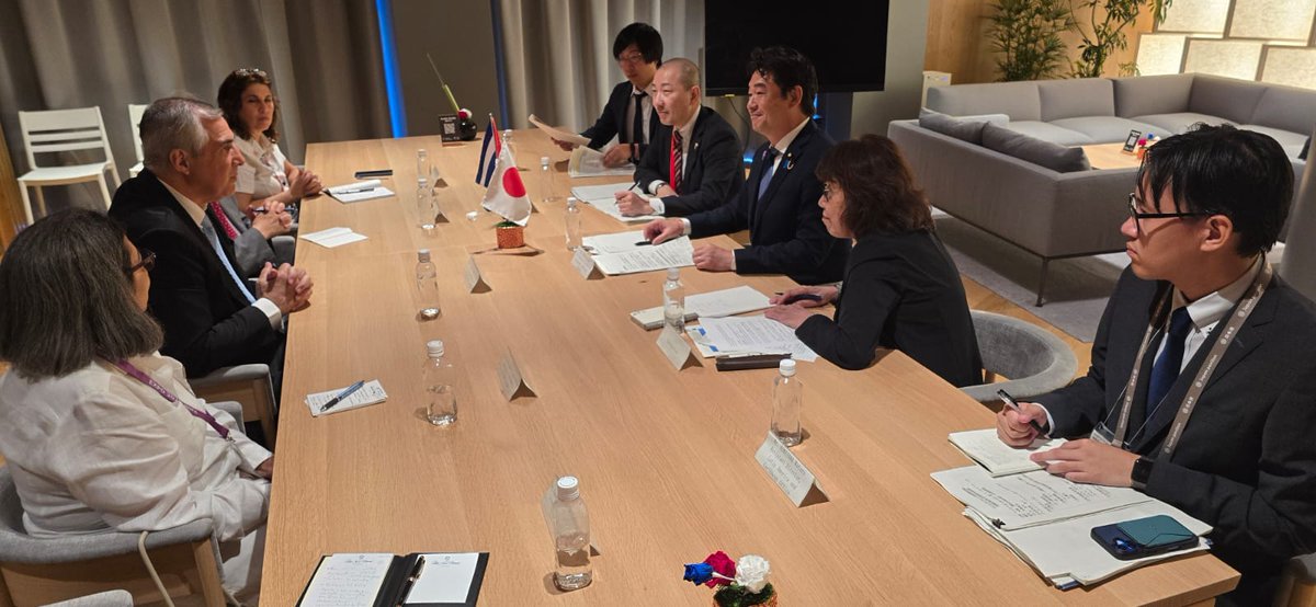 El Viceprimer Ministro <a href="/EdMartDiaz/">Eduardo Martínez Díaz</a>  intercambió con Akiyoshi Kato, Viceministro de Economía, Comercio e Industria de Japón. En la reunión se reafirmó el interés de fortalecer las relaciones económicas, comerciales, financieras y de cooperación.