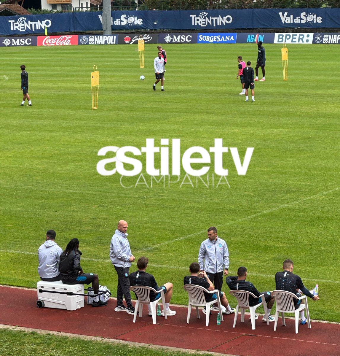 carlo_gioiaa's tweet image. 🛑 DIMARO DAY 10 🛑
Scott #McTominay, Frank Zambo #Anguissa, Matteo #Politano, Billy #Gilmour e Alessandro #Buongiorno seguono l’allenamento odierno da bordo campo.