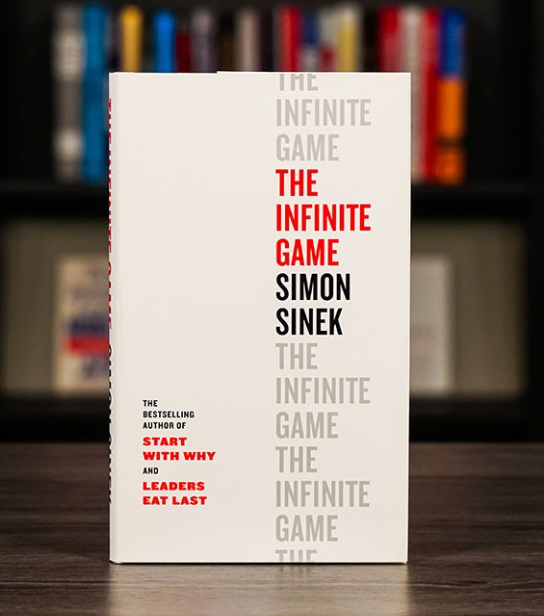 Yazed_almulhem's tweet photo. كتاب | The Infinite Game (إدارة وقيادة) 2019م

🔹يُقدم الكتاب الحياة كلعبة لانهائية، حيث تُشكل مبادئ القيادة اللامحدودة أدوات لاتخاذ قرارات أفضل في المجالات المهنية والعاطفية والاجتماعية.

يبدأ سينيك بتفكيك الإحباط من الألعاب المحدودة، موضحًا كيف أن فهم "العقلية اللانهائية" – أي ما يُقيم الإنسان حقًا من خلال القضية الكبرى – يمكن أن يحول الصراعات اليومية إلى فرص نمو مستمر.

الأفكار الرئيسية في الكتاب:
🔹 تعزيز سبب عادل (Just Cause)
يُبرز الكتاب أن السبب العادل هو الغرض الأعلى الذي يدفع التنظيم أو الفرد للاستمرار، حيث يجب تقييم "الخيار الداخلي" (الوضع الحالي) مقابل "الخيار الخارجي" (البدائل المستقبلية).

🔹بناء فرق موثوقة (Trusting Teams)
يُحذر سينيك من "الفرق المحدودة" الناتجة عن الضغوط، مقترحًا قبول عدم الكمال وتنويع الثقة لتقليل المخاطر مثل الانهيار الداخلي.

🔹دراسة المنافسين الجديرين (Worthy Rivals)
يُصنف الكتاب المنافسين كمحفزين للنمو، مشددًا على فهم ما يُقيم الفرد حقًا لاختيار التحديات المناسبة بناءً على التعلم لا الفوز. 

🔹 المرونة الوجودية (Existential Flexibility)
يُشجع الكتاب على تغيير الأهداف الجذري مع التطور، مفضلاً الشجاعة في إعادة التوجيه على التمسك بالماضي.