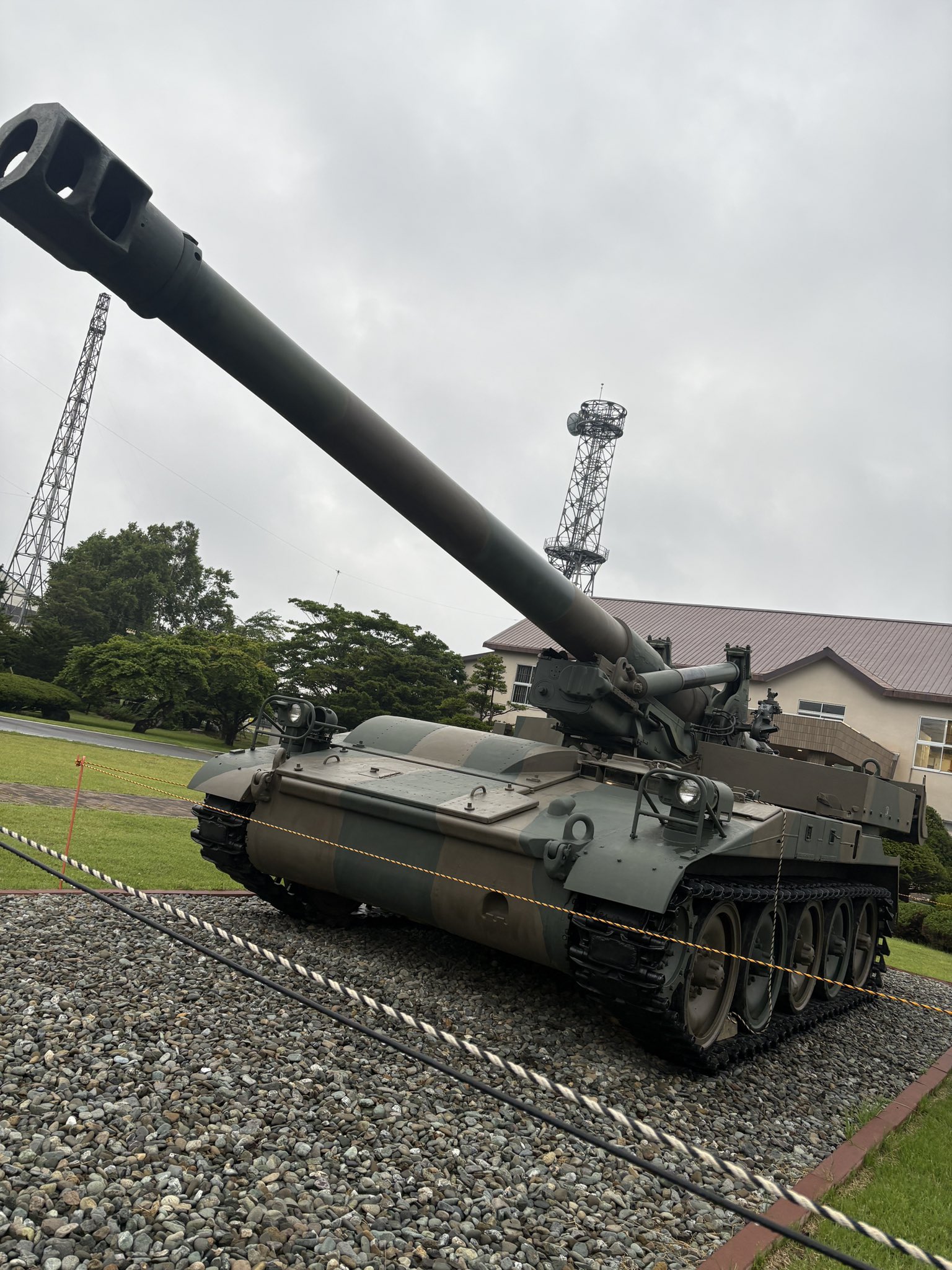 本格的な、戦車(50センチ).    急な斜面も登って行く！ 本格的な、戦車(50センチ). 急な斜面も登って行く！
