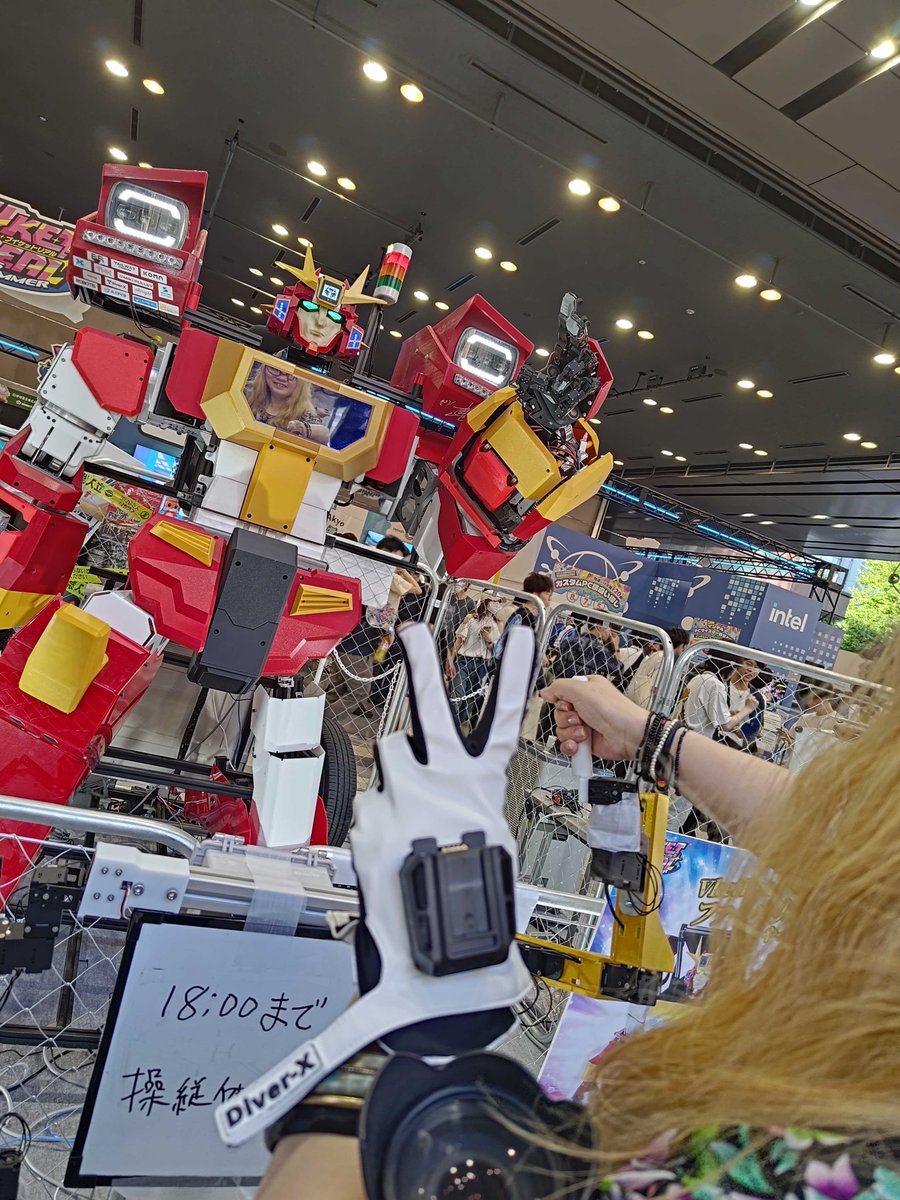 DiverX_VR's tweet image. Vket Real(本日・明日)に展示中の巨大人型ロボット「ファイバリオン @firebarion 」の操縦体験に、弊社のContactGlove2が使用されています!
ぜひ会場でご体験ください!