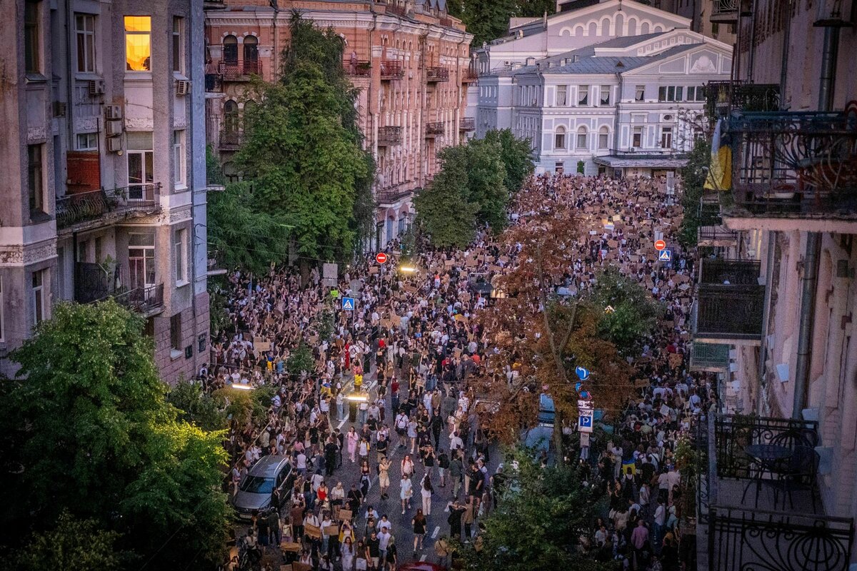 Wann wurde eigentlich das letzte Mal in Russland ein Gesetz nach Massenprotesten auf den Straßen Moskaus zurückgenommen? Eben, das ist der Unterschied hierzu: