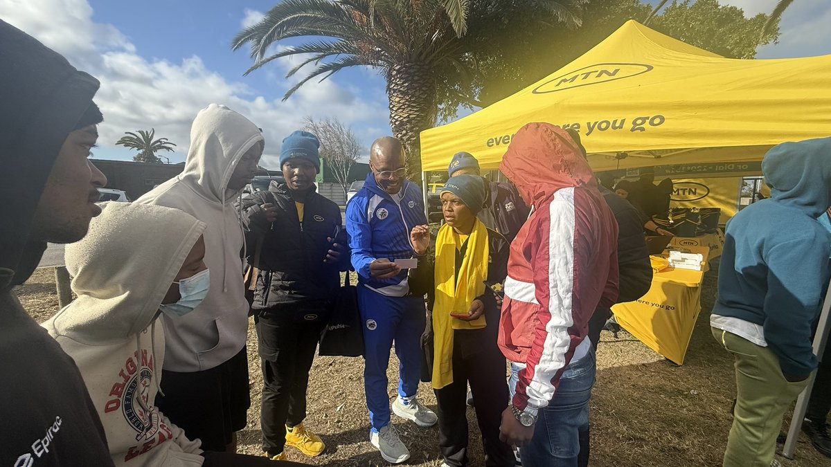 ricardomackenzi's tweet image. 🚍⚽️ Today we activated FREE transport in Langa for thousands of young footballers across the Cape Metro to get to their games!
Sport changes lives, and we’re investing in youth where it matters.
Thanks to MTN, SAFA Cape Town, and Golden Arrow for the support! 🙌
