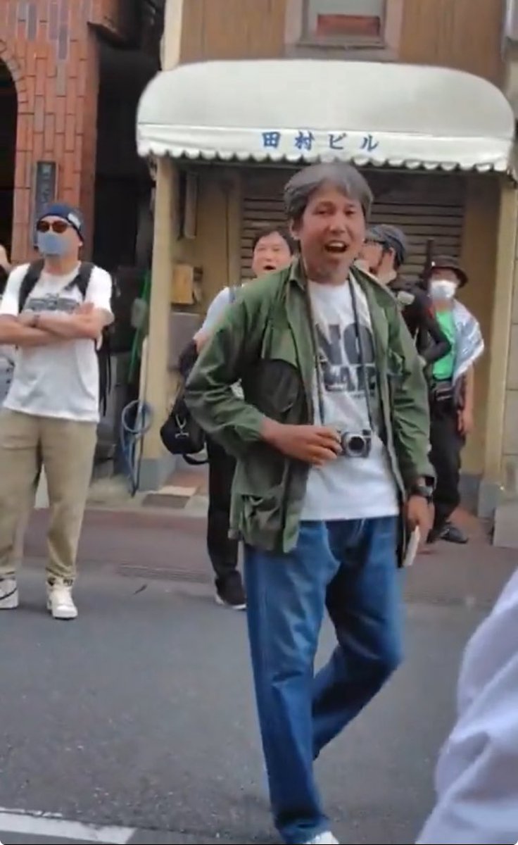 BCAA20000's tweet image. 報道特集ほんと笑えるな。
普段選挙演説で活動家まがいの勢いで騒いでるくせに、テレビ出る時はいきなり白いシャツ着ていつもの品の悪さはどこへやら。
現場で騒いでるシーンもちゃんと報道せぇよ。こういうことやるからますます参政党の支持が増えるんだよ。偏向報道、いつまでやってんだこれ。