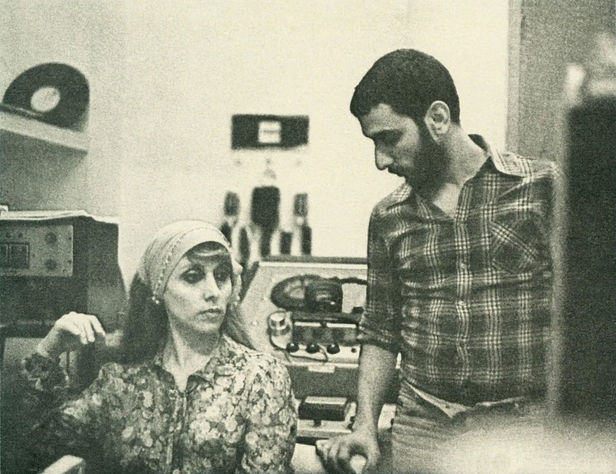 hiamag's tweet image. #فيروز تودع ابنها الموسيقار الكبير #زياد_الرحباني بعد مسيرة فنية جريئة كسرت الأنماط الكلاسيكية وأعمال خالدة قدّمت السيدة فيروز بألوان فنية مختلفة، كان الموسيقار والفنان والثائر المتمرد زياد الرحباني فنانًا من طراز خاص ينتقد بكلمات ساخرة ويطيب القلوب بألحان تحرك الوجدان…