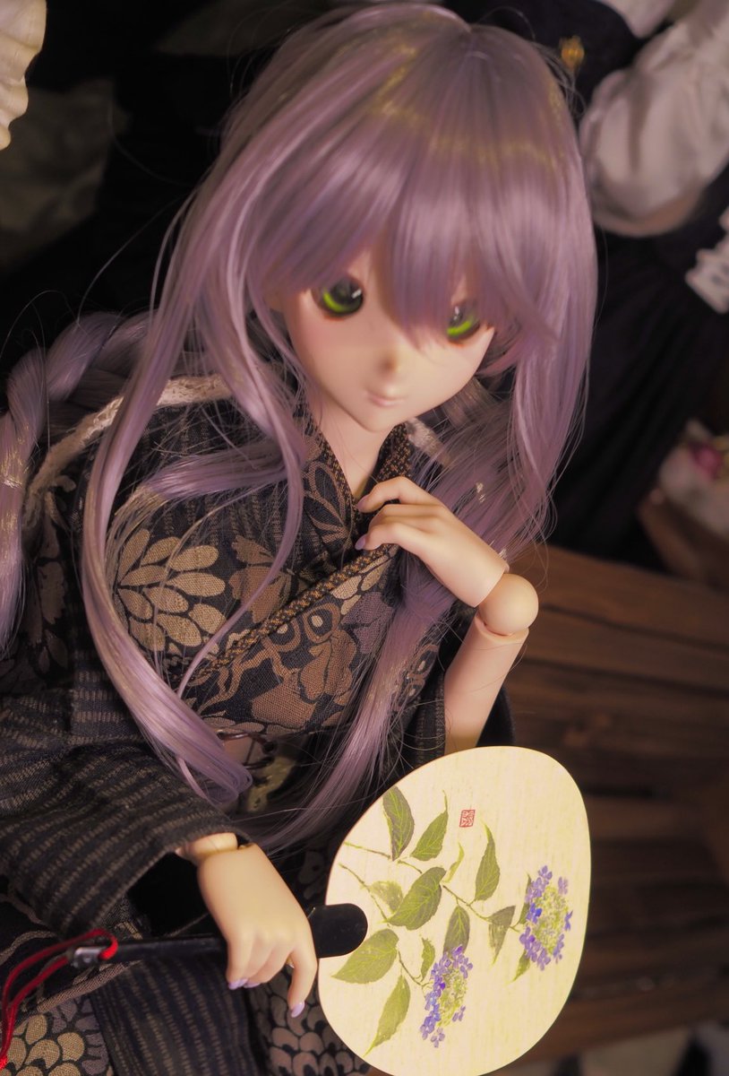 dd_iroha's tweet image. 団扇手に
腰掛け一人
襟に指掛け