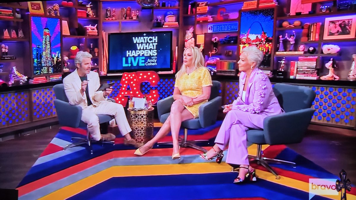 royalliedetectr's tweet image. Can't sleep so I'm watching the What's What Happens Live with Andy Cohen episode featuring @RealDeniseWelch where she defends Harry and Meghan. Thank you for speaking the truth & supporting them.❤️
She is definitely a Bravo Superfan. She knows all of the shows. It's hilarious 😂.