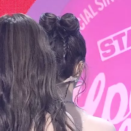2nyang5's tweet image. 리본 머리 너무너무 귀요워……..