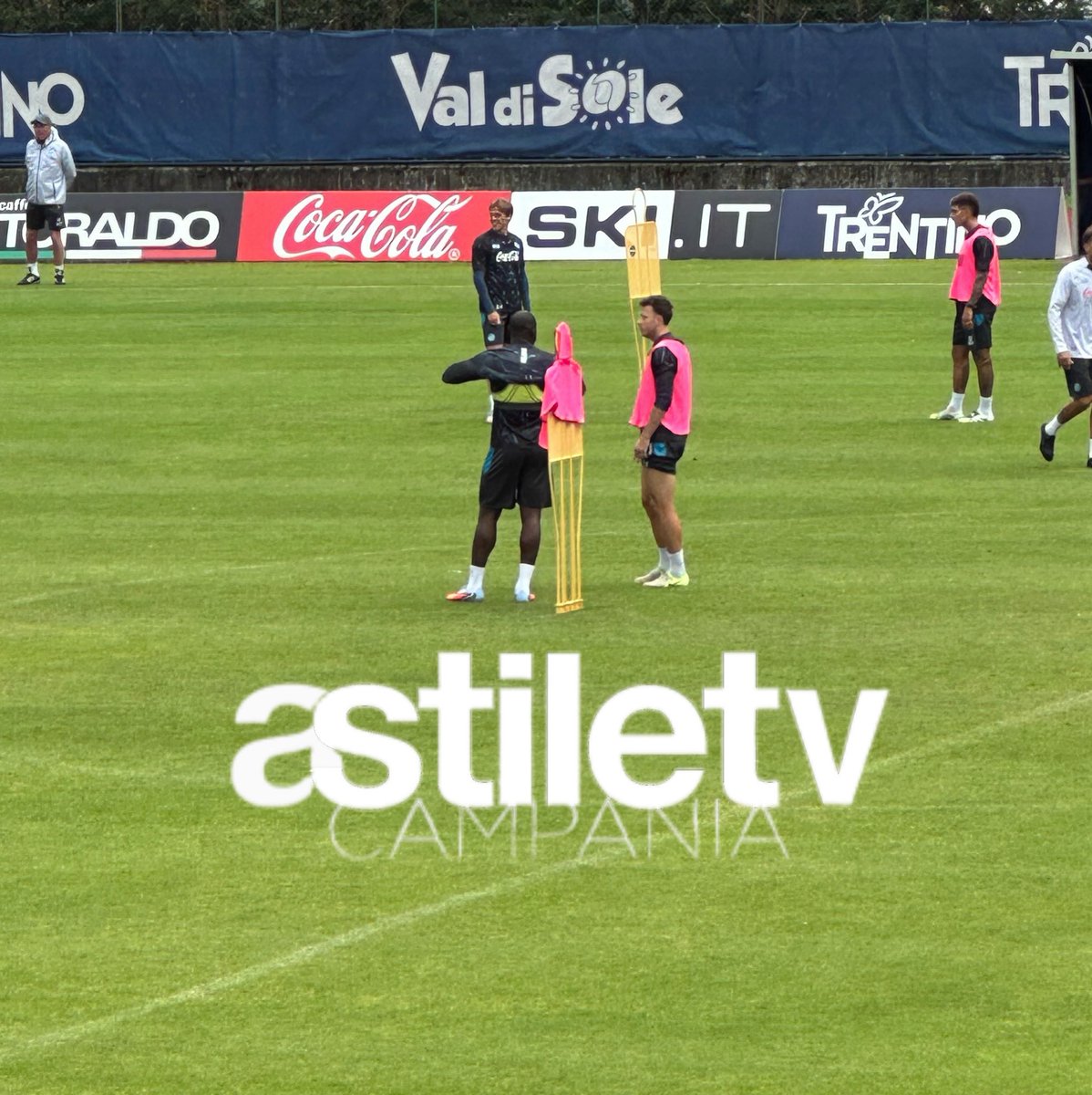 carlo_gioiaa's tweet image. 🛑 DIMARO DAY 10 🛑
Romelu #Lukaku ha smaltito il lieve fastidio alla schiena, che lo ha costretto a saltare l’allenamento di ieri. L’attaccante belga è regolarmente in campo nella seduta odierna.