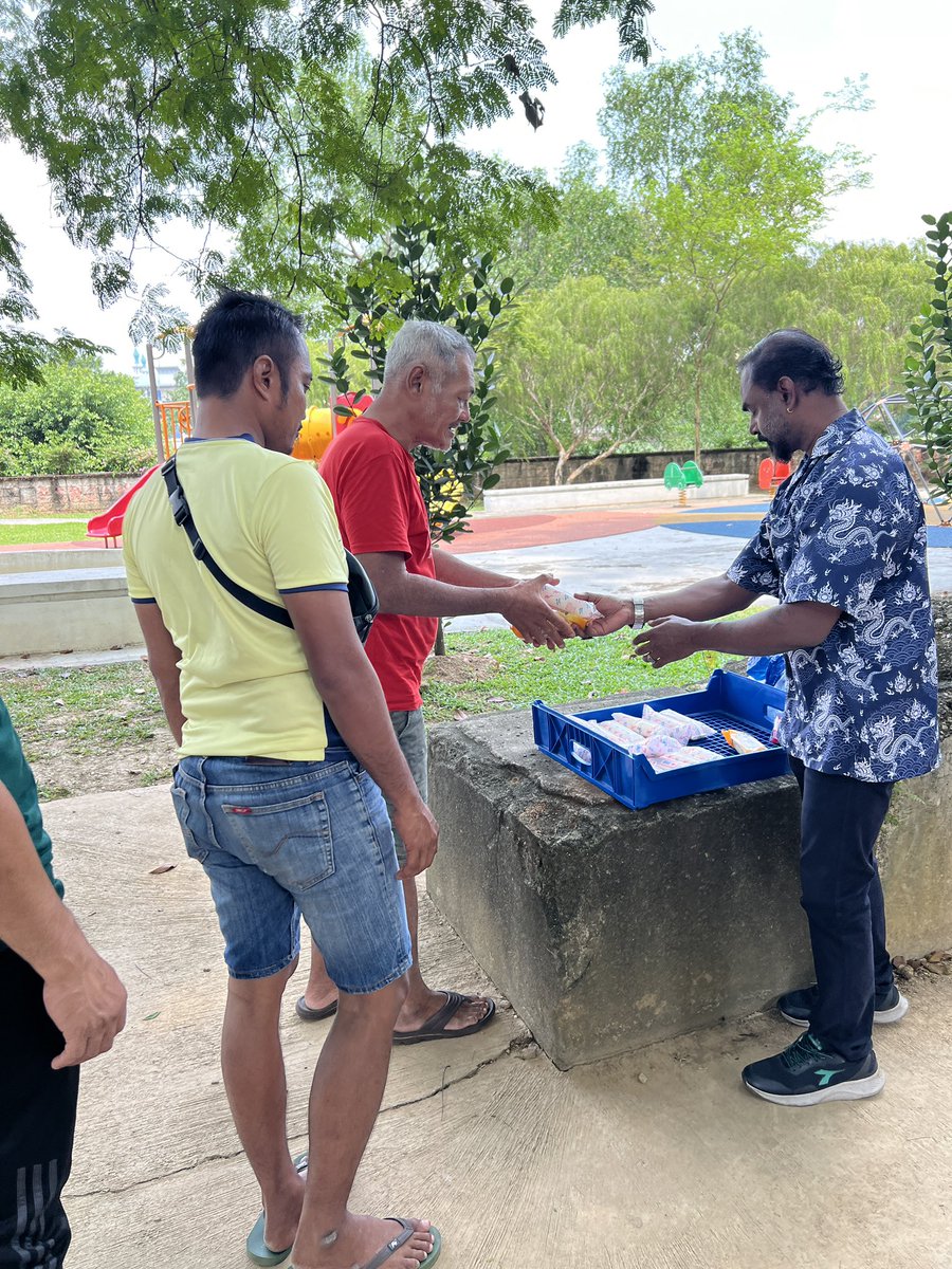 captaincvam's tweet photo. Today Bread donation at Klang area - 26/07/25@1pm by CVAM- Thanks to Mdm.Kunavathy to help me. 
CVAM PRESIDENT
K.KUMARADEVAN
#PremallathaVijayakanth
#dmdkitwingsalem
#yayasanmesraselangor https://t.co/Fi6Uk4RaMB