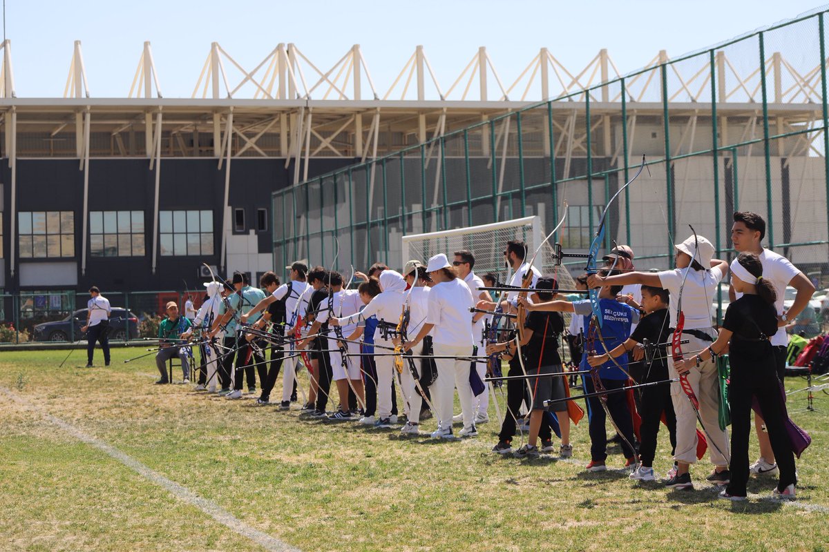 🏹 Tarihten gelen mirasla, sporda gelenekle buluşuyoruz!

Selçuklu Çim Saha’da düzenlenen Kılıçarslan Ata Okçuluk Turnuvası, sporcularımızın hedefe odaklandığı kıyasıya mücadelelere sahne oluyor. 🎯