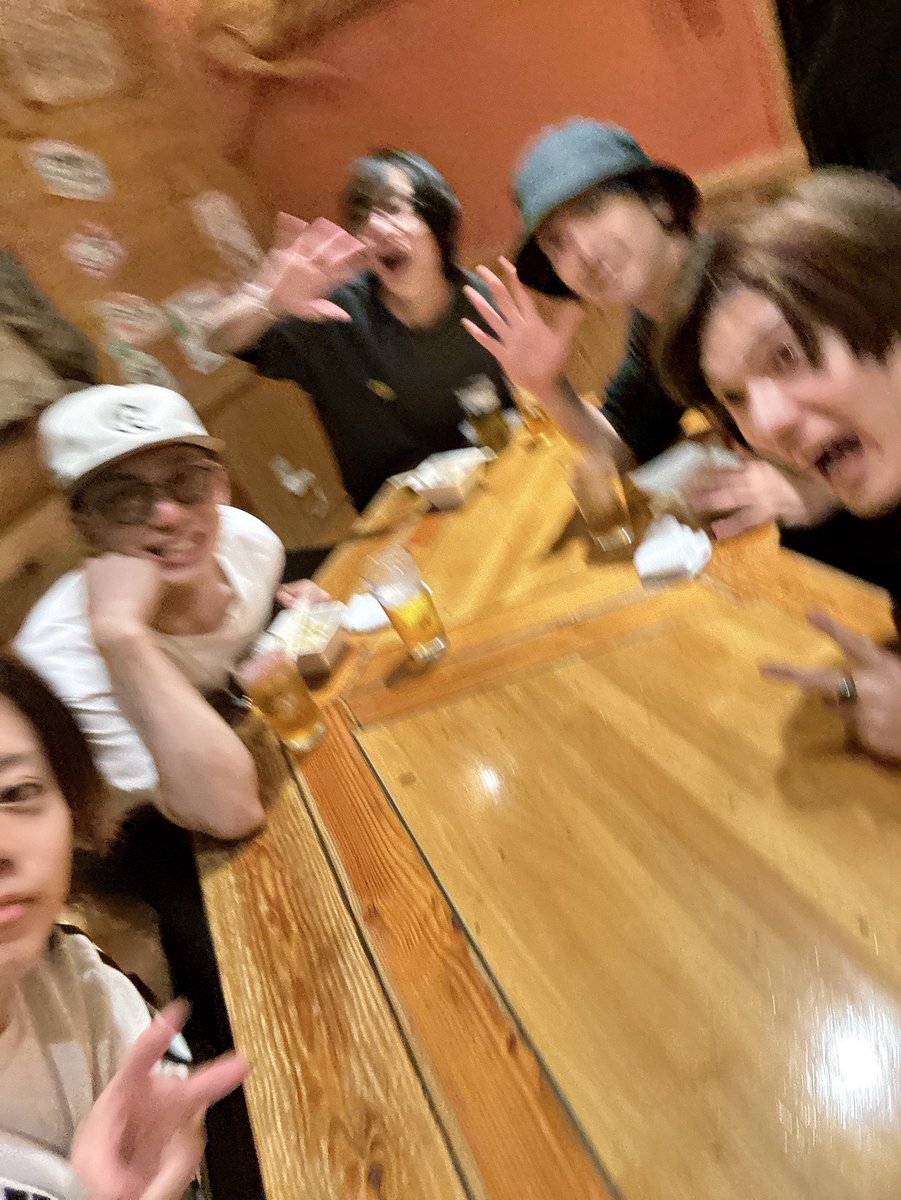 ryuji7117's tweet image. 十周年の感慨深さに浸る暇も無く、稽古は光のように駆け抜け、気づけば東京ドームが目の前に。
初めて一緒に踊る刀剣男士も居たりして、此処はこんなに大きくなったかぁ、
と寂しくある反面、
このメンバーを誇りに思う気持ちも日に日に増していくような感覚。
古参の意地見せつけていこうじゃないの。
