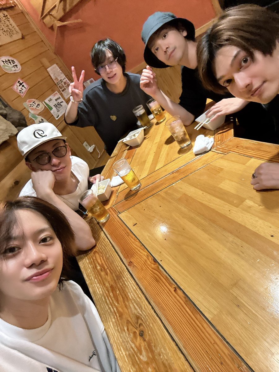 ryuji7117's tweet image. 十周年の感慨深さに浸る暇も無く、稽古は光のように駆け抜け、気づけば東京ドームが目の前に。
初めて一緒に踊る刀剣男士も居たりして、此処はこんなに大きくなったかぁ、
と寂しくある反面、
このメンバーを誇りに思う気持ちも日に日に増していくような感覚。
古参の意地見せつけていこうじゃないの。