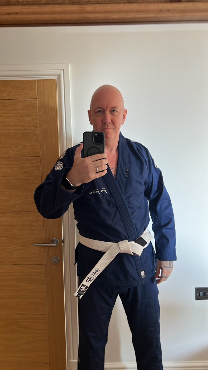 Lyndonx's tweet image. My return to BJJ after 11 years.
From age 12 I started Kung Fu, did Muay Thai, TKD, Krav Maga, Boxing but never got to master BJJ other than couple months through summers in Marbella. Got my second degree black belt but want to reach same level in BJJ which takes min 10 years…