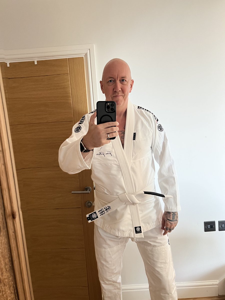 Lyndonx's tweet image. My return to BJJ after 11 years.
From age 12 I started Kung Fu, did Muay Thai, TKD, Krav Maga, Boxing but never got to master BJJ other than couple months through summers in Marbella. Got my second degree black belt but want to reach same level in BJJ which takes min 10 years…