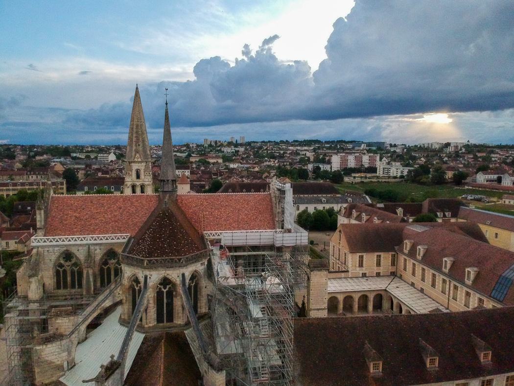 lyonne_fr's tweet image. 50 tonnes et 34 mètres de haut : l'impressionnant échafaudage de l'abbaye d'#Auxerre en cours de démontage
>>lyonne.fr/auxerre-89000/…