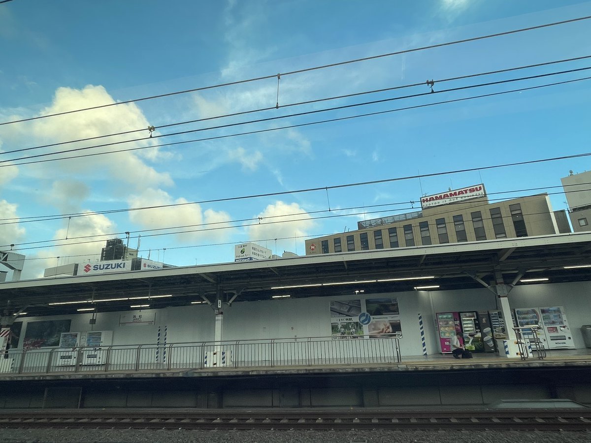 新幹線でおじさんが涙してる。
「ほたるの墓」を見て。
俺はあんな良い兄ではなかったよ。

今年で戦後80年。
繰り返してはならない。
ノーリターン！
ノーリターン！！！

この映画が上映されたのが38年前。
誰がどう伝える？