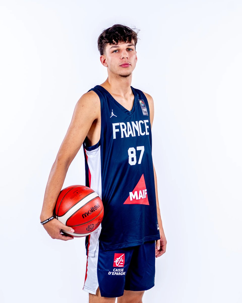 Le Limoges CSP souhaite un excellent euro à l'équipe de France U18 qui débute sa compétition aujourd'hui ! Nous y retrouverons Yaël Masdieu-Reynaert formé au Limoges CSP, avec son numéro 87, et Romain Leroy assistant de l'équipe pro lors des deux dernières saisons 🇫🇷
La