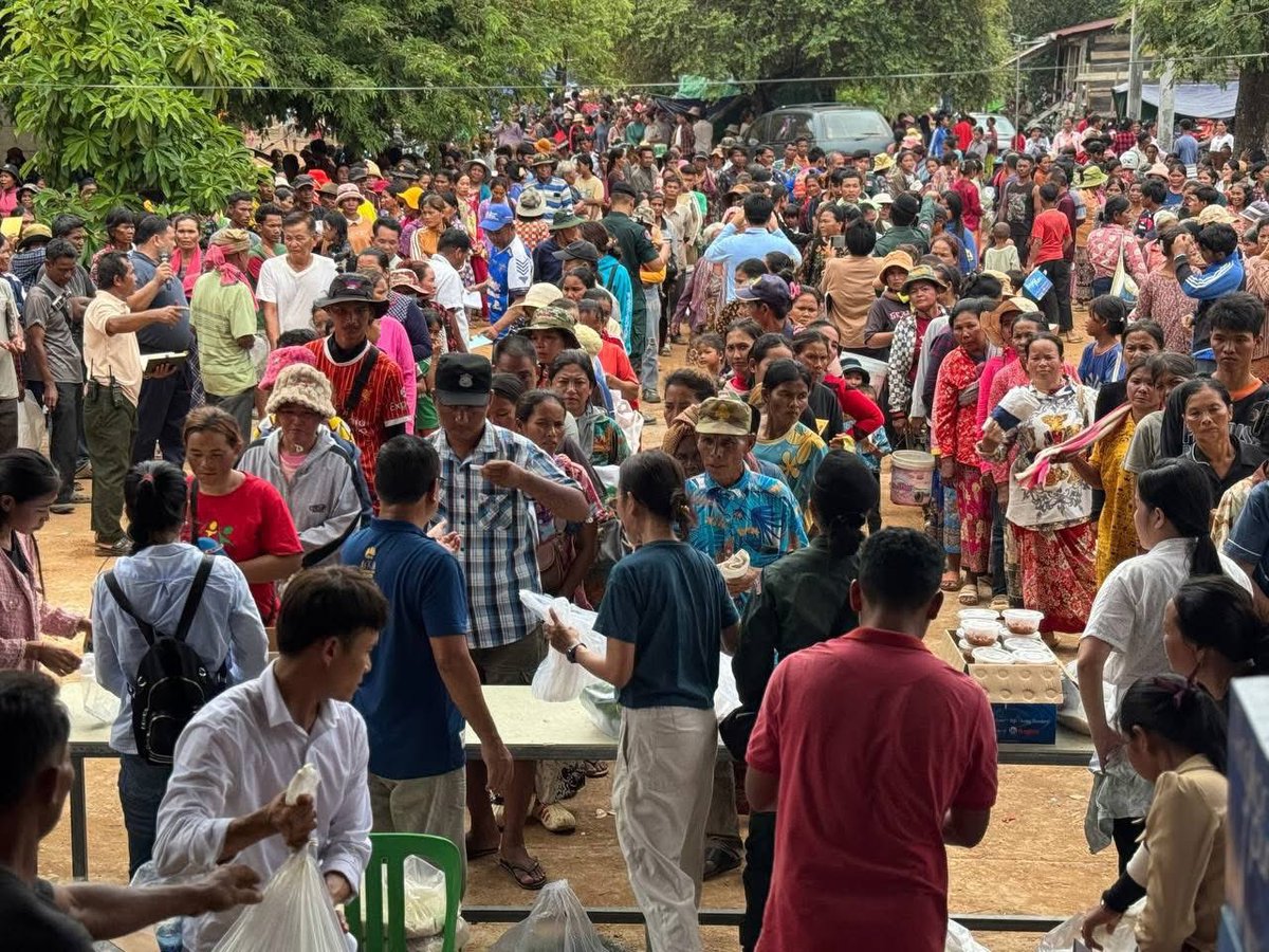 MinistryofInfo1's tweet photo. Oddar Meanchey Province: Footages of the elderly, disabled, children, and residents living near the battlefield, fleeing in the area of Wat Thmor Kambor, Banteay Ampil District, Oddar Meanchey Province, to receive donations from the provincial administration and philanthropists. https://t.co/J4xCx88u7K