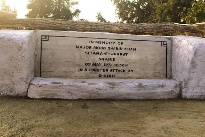 col_chaubey's tweet image. We respect even the dead enemy soldiers. That is the difference between our armies.
Pakistanis take pride in disrespect, we offer respect.
They can't match us.
This is the grave of a Pakistani Major, respectfully maintained by Indian Army.
Maj Mohd Shabir Khan has been…