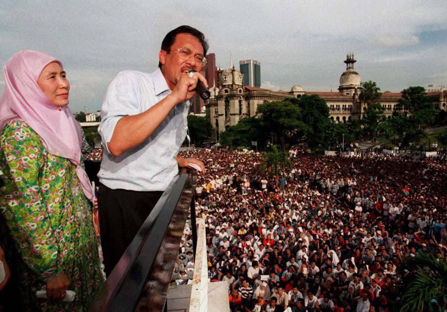 NaratifRakyat's tweet image. Kiri: 20 September 1998, "Undur Mahathir!"
Kanan: 26 Julai 2025, "Turun Anwar!"
Mat salleh kata, "the irony of history."