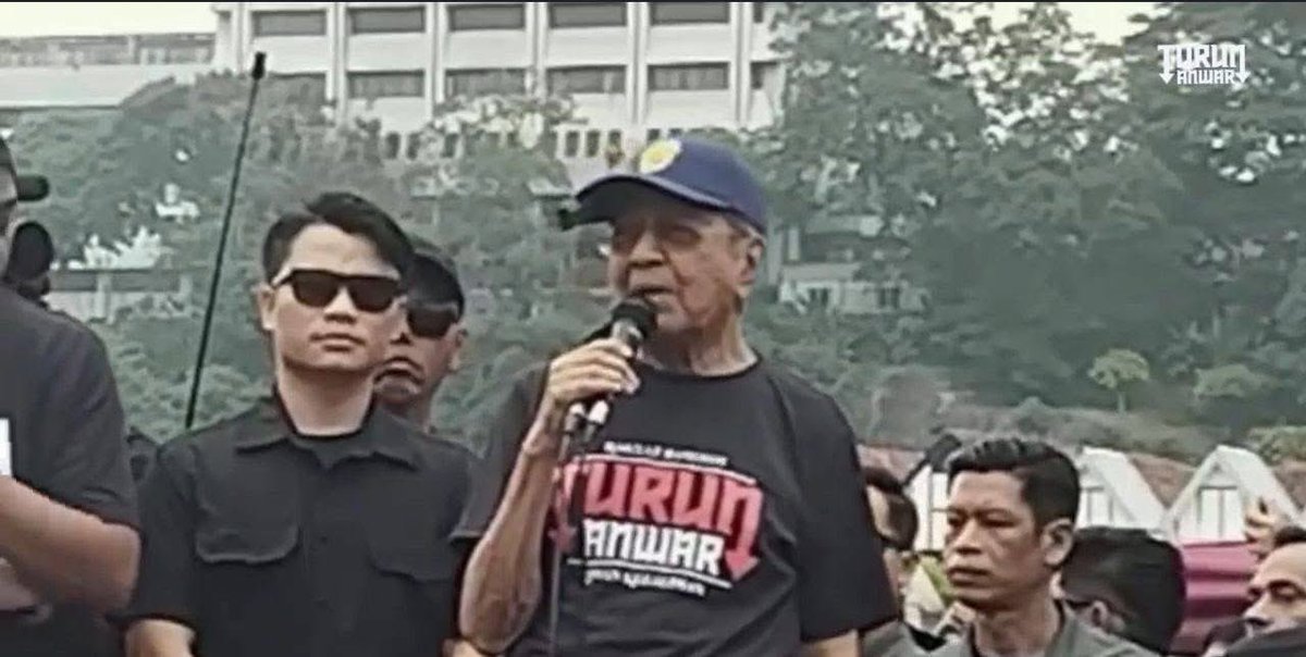 NaratifRakyat's tweet image. Kiri: 20 September 1998, "Undur Mahathir!"
Kanan: 26 Julai 2025, "Turun Anwar!"
Mat salleh kata, "the irony of history."