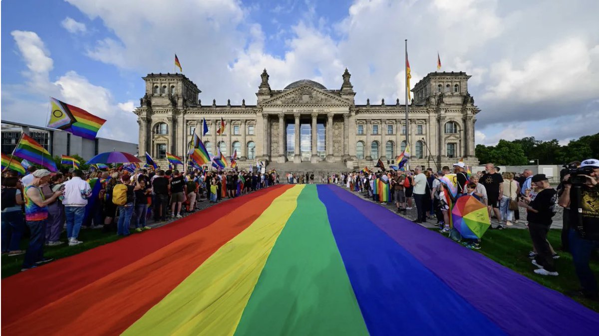 GrafKorina's tweet image. Teilnehmende des CSD-Umzugs haben nun eine Flagge vor dem Reichstag ausgebreitet. Auch andere Institutionen haben sich angeschlossen.
spiegel.de/panorama/berli…
Reaktion auf die Bundestagspräsidentin Klöckner,
sie hat die Regenbogenfahne auf dem Bundestag verboten