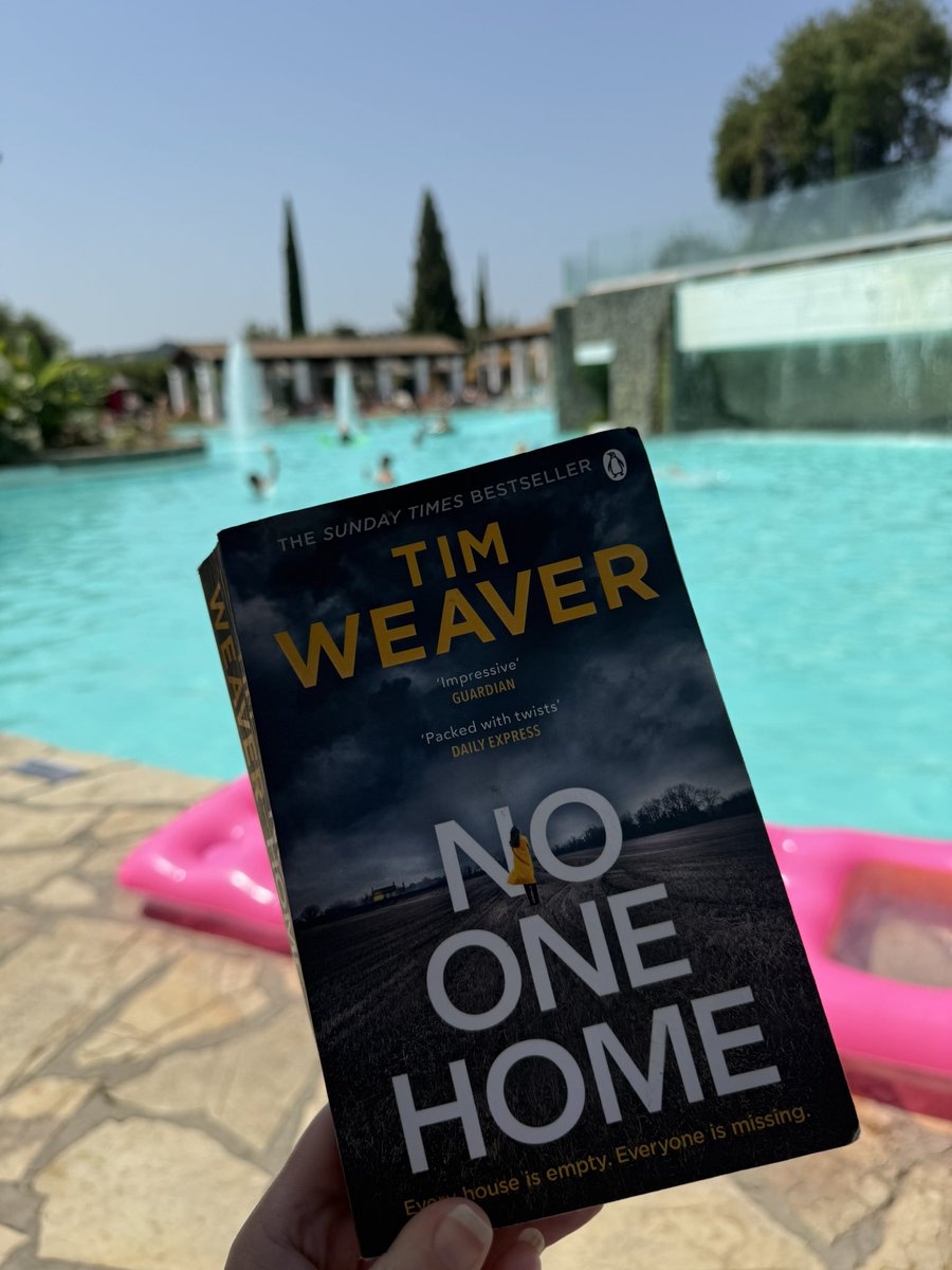 leaforbeshunt's tweet photo. My favourite duo - holidays and a Tim Weaver book (and this one is 🙌🏼 btw) @TimWeaverBooks https://t.co/Kl0THzO55S