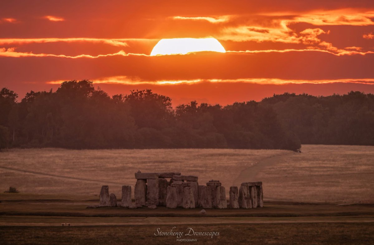 Sunset at Stonehenge last night 🤩😲Photo credit pick Bull 🙏 #sunset #summer #July #beautiful #landscape #history #dramatic #colours #sunsetphotography #Stonehenge
