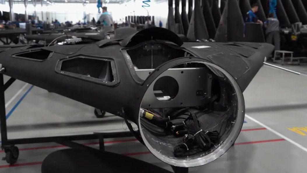 AntiwarRawitna's tweet image. Πόλεμος στην Ουκρανία: «2.000 drones σε μια νύχτα μέχρι τον Νοέμβριο». Tι είναι αυτή η απίστευτη ρωσική επίθεση που πανικοβάλλει το Κίεβο;
Η Μόσχα ετοιμάζεται να είναι σε θέση να εκτοξεύσει 2.000 drones ταυτόχρονα σε μία μόνο επίθεση. Αυτό θα επιφέρει την παράλυση της ουκρανικής…